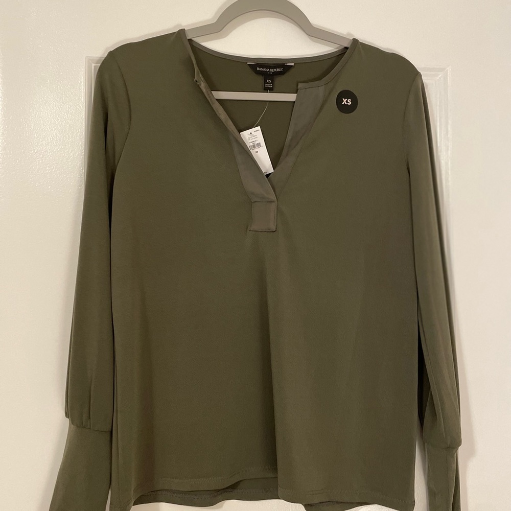 NWT Banana Republic Womens long sleeve green crepe top